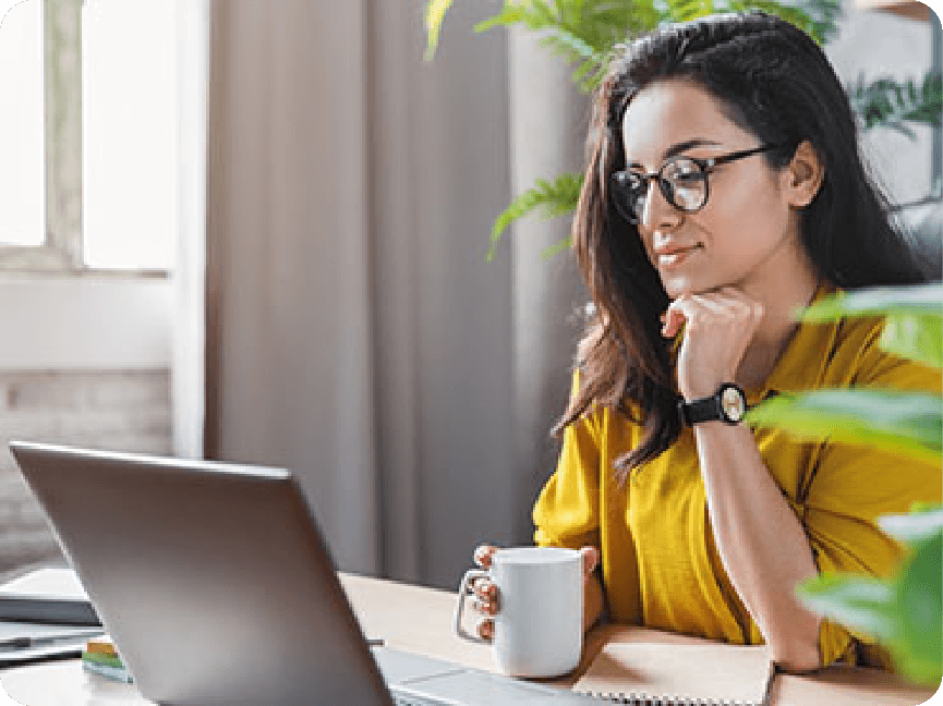 Vrouw leest achter laptop
