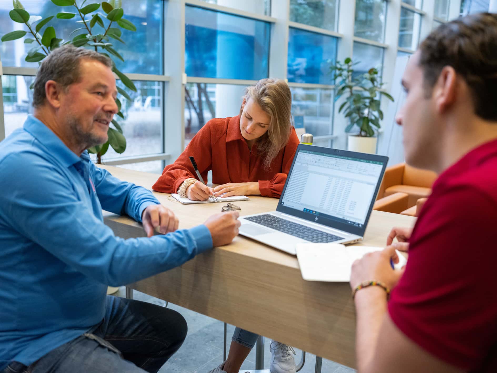 Twee medewerkers overleggen