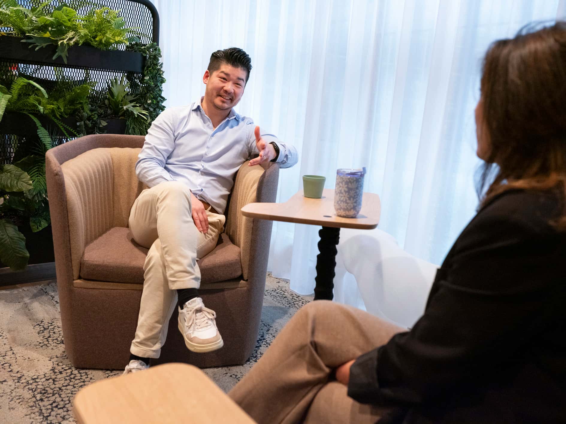 Man op stoel praat met vrouw tegenover hem