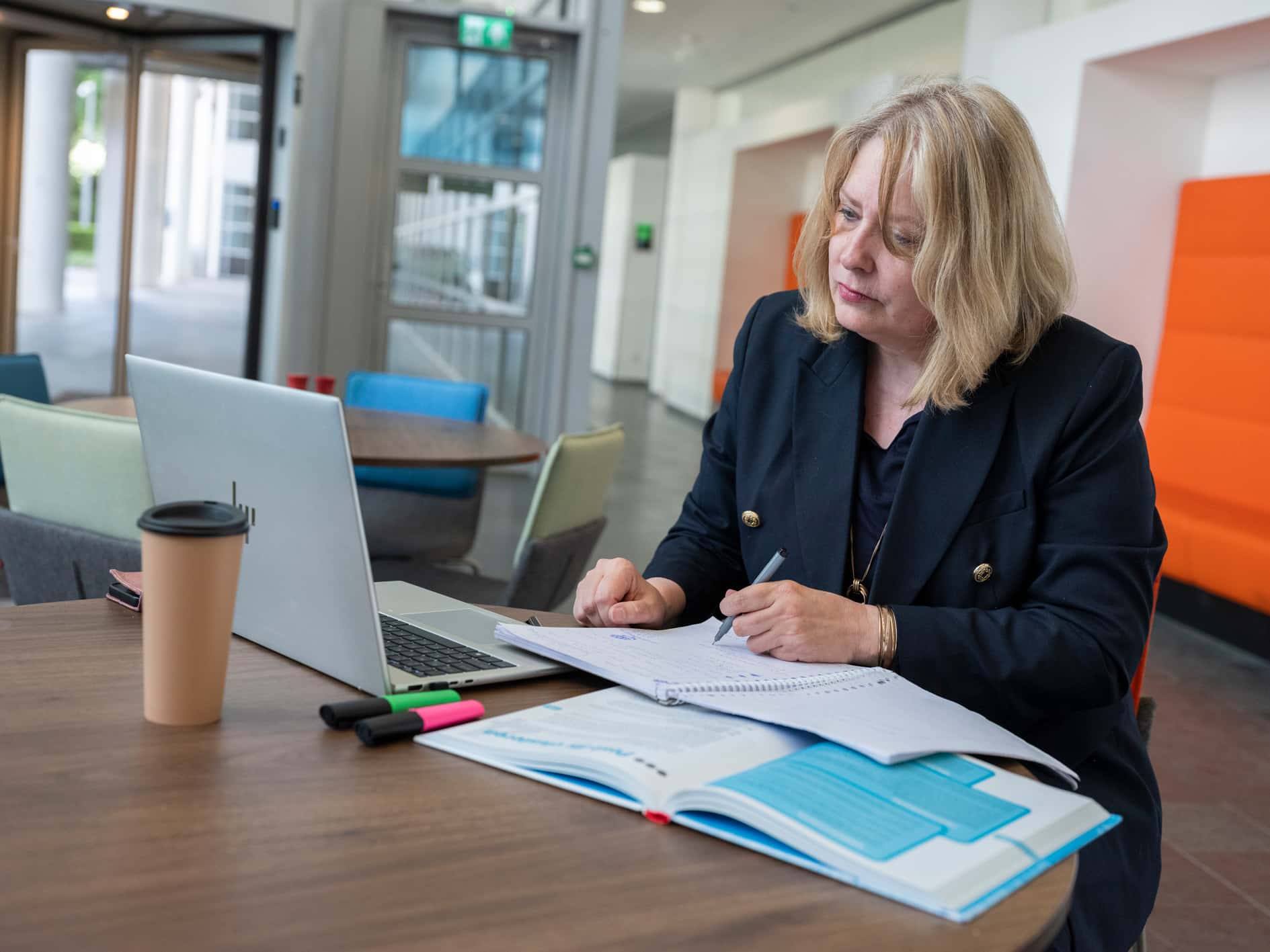 Medewerker schrijft in schrift