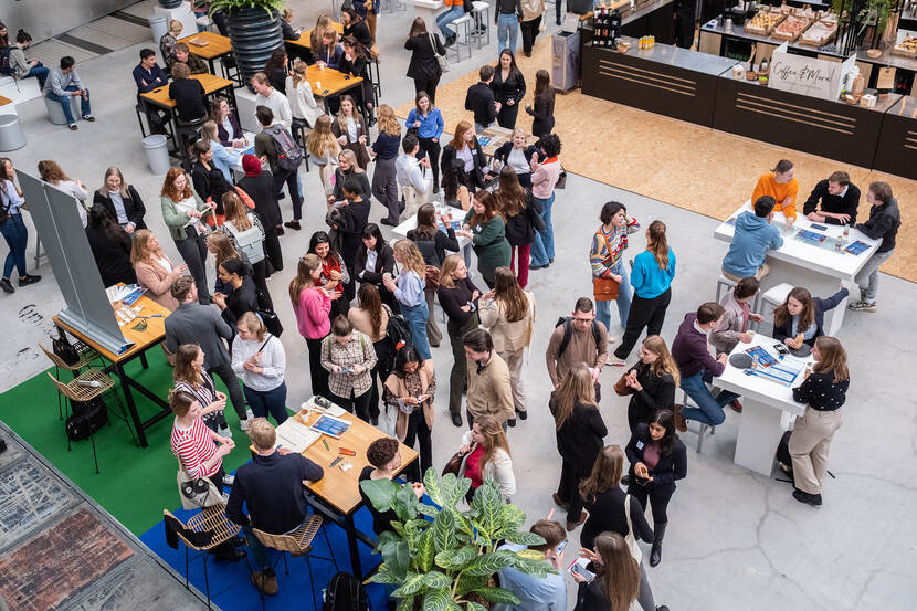 Grote groep afgestudeerden van bovenaf bij Traineeplaza