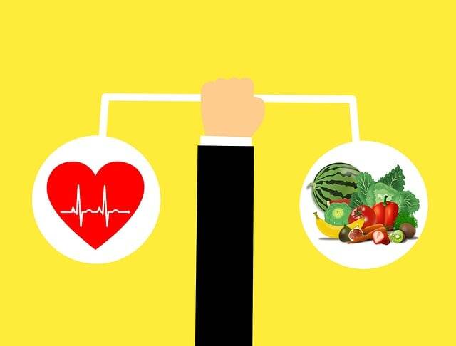 Weegschaal met het hart aan de linkerkant en groente en fruit aan de rechterkant