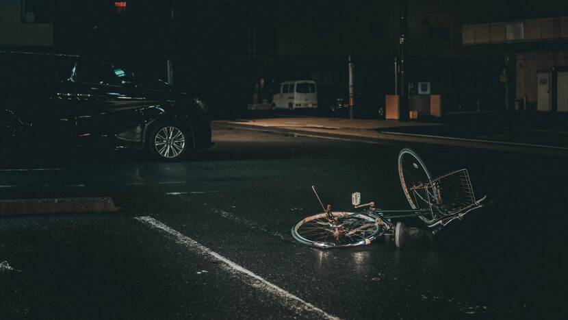 Fiets ligt op de weg na aangereden te zijn door de auto erachter