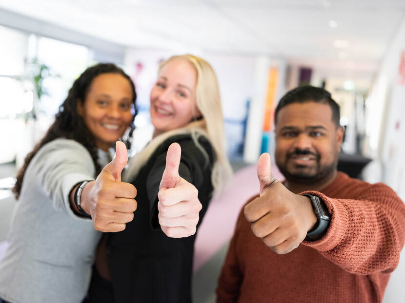 3 medewerkers steken duim op