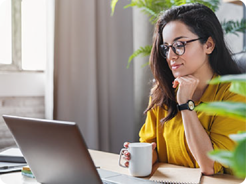 Vrouw leest achter laptop